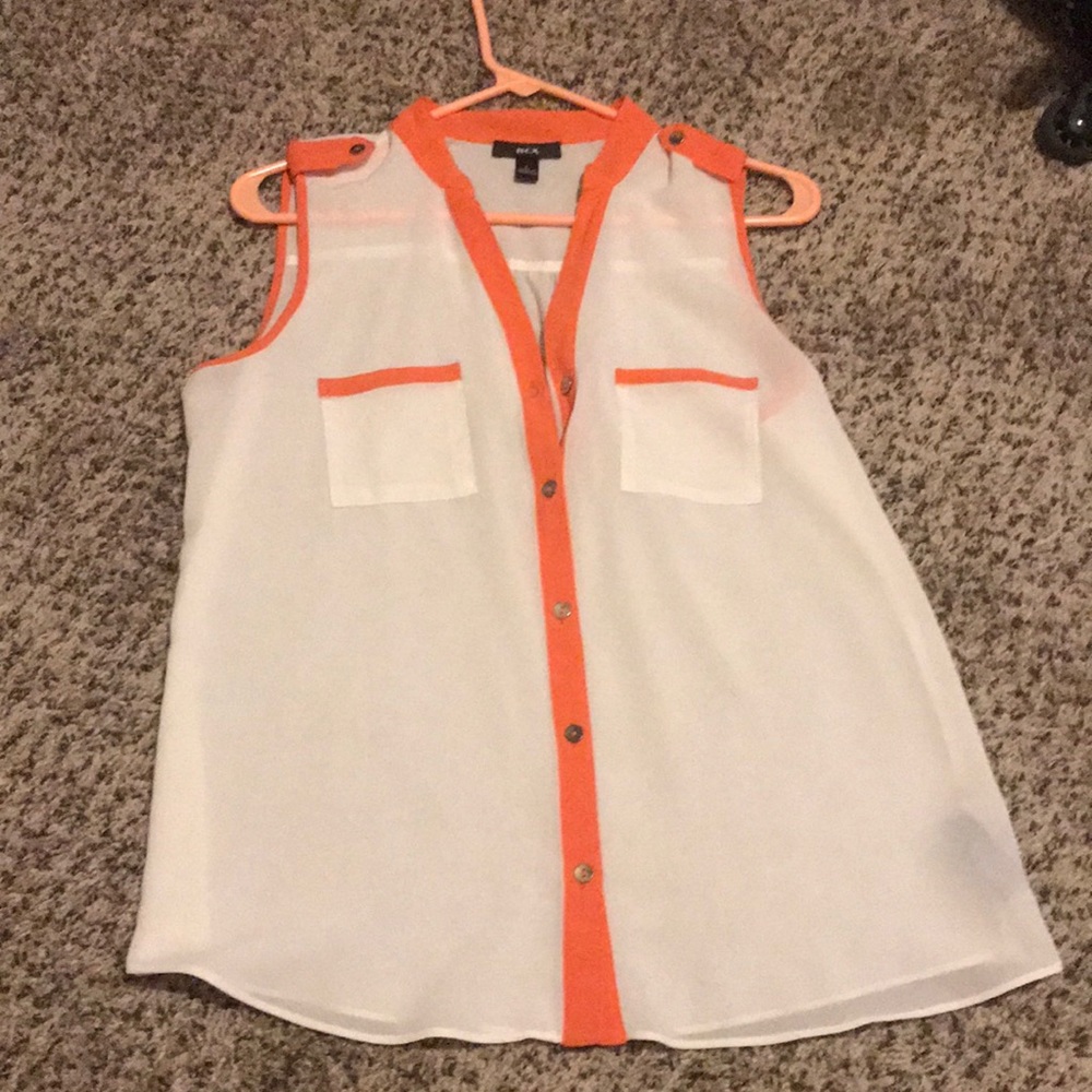Button down sleeve less top